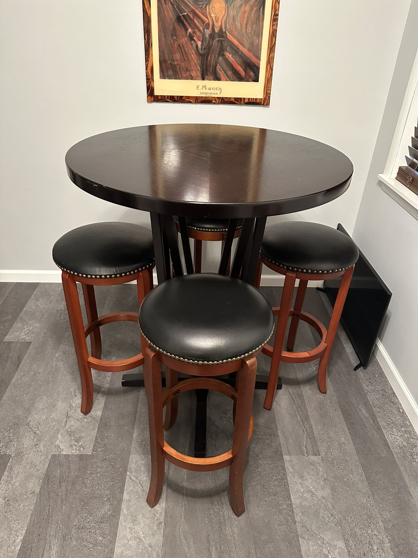Cocktail Pub Table With 5 Swivel Barstools