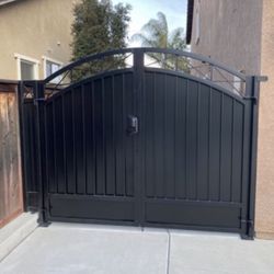 Metal Side Gate With Full Privacy