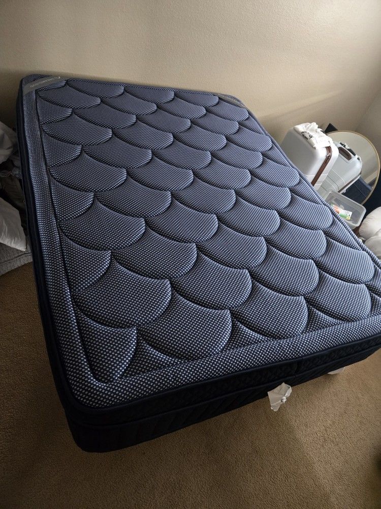 DreamCloud Premier Rest Queen Size Mattress  - Perfect Condition 