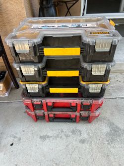 5 cajas 2 Milwaukee y 3 dewalt llenas de herramientas trae mucho contenido de cobre tornillos de todo pido $350  gracias