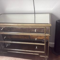 Mirrored dresser - 3 Drawers