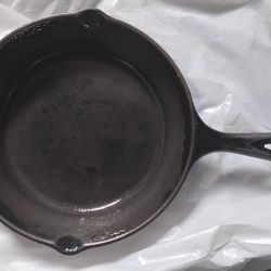 Lodge 8 Inch Cast Iron Pre-Seasoned Skillet Teardrop Handle