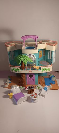 Fisher price , sweet streets beach house with some accessories