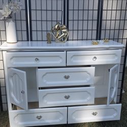 Beautiful Solid Wood Dresser 