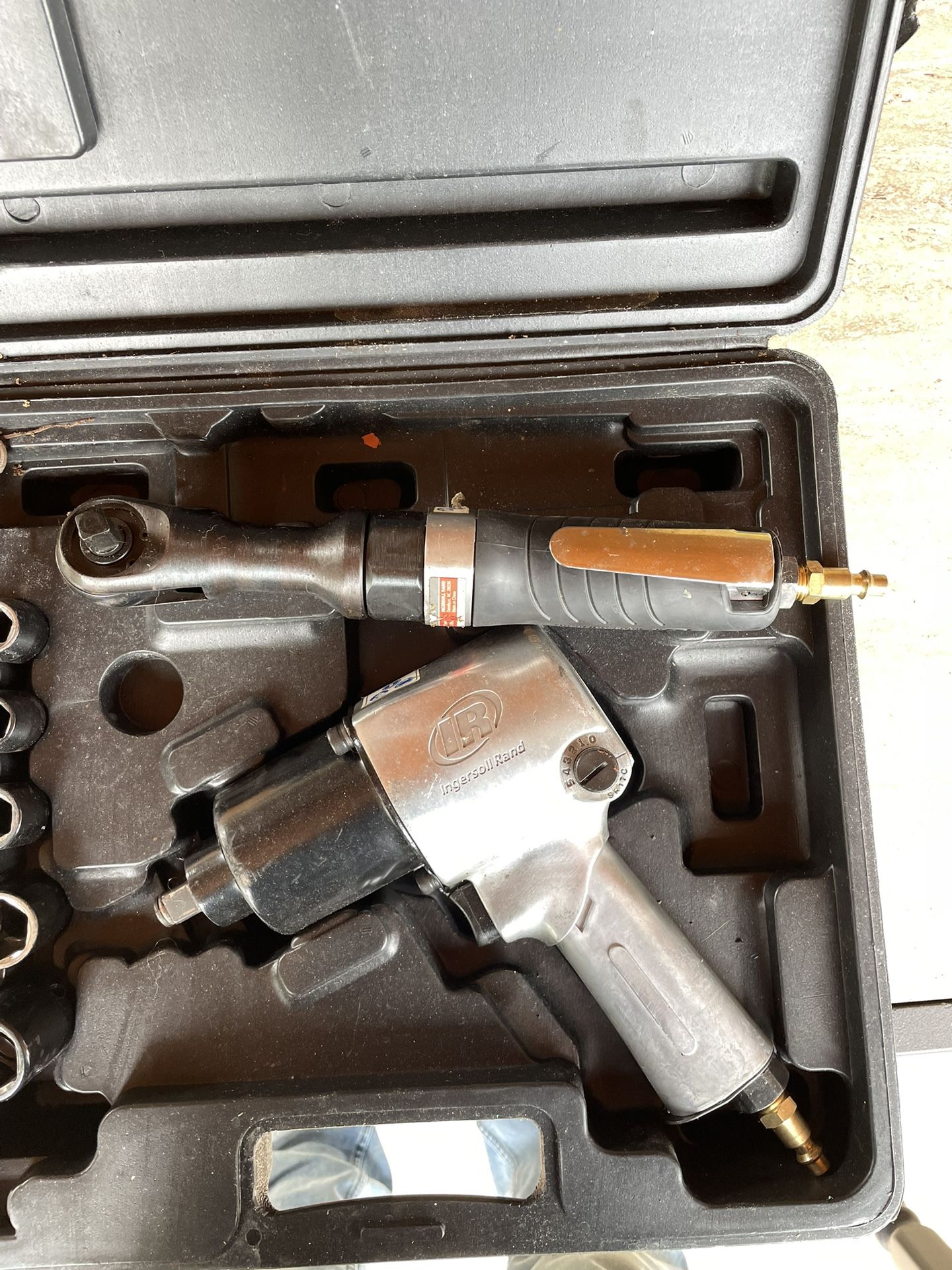 Ingersoll Rand 2317G 1/2" Air Impact Wrench and 3/8" Air ratchet Combination Kit, incl 5-piece Socket Set, Carrying case