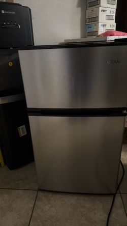 Vissani mini fridge