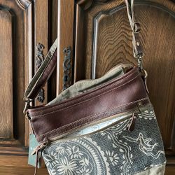 Purse BRAND NEW NEVER BEEN Used 