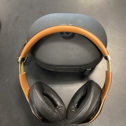 Beats Studio 3 Wireless Headphones With Case And Charger 
