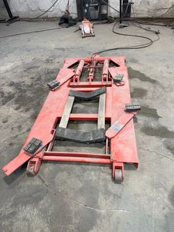 Scissor lift for lifting cars and trucks