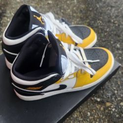 Air JORDAN 12RETRO (GS) BOYS 4.5Y LOOK NEW GOOD CONDITION