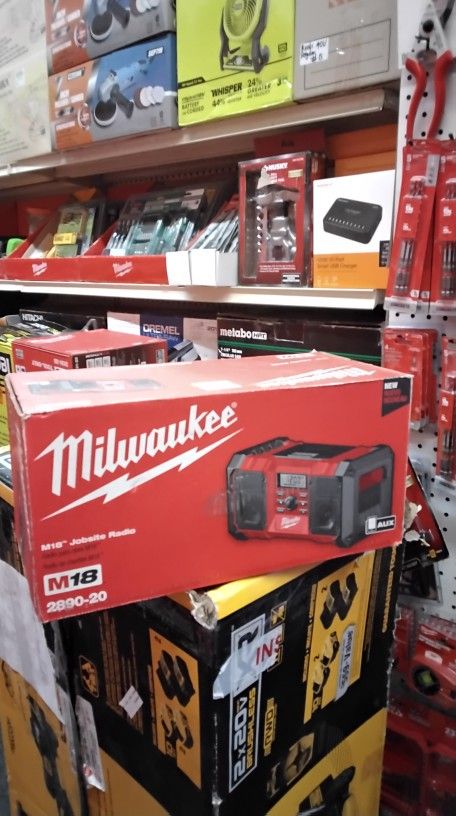 MILWAUKEE M18 JOBSITE RADIO (TOOL ONLY)