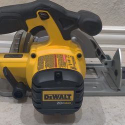 DEWALT NO BATTERY 20V 6-1/2 in. Cordless Circular Saw - New