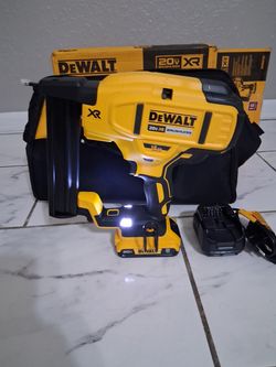 Dewalt 20V MAX XR 18 GA NARROW CROWN STAPLER KIT