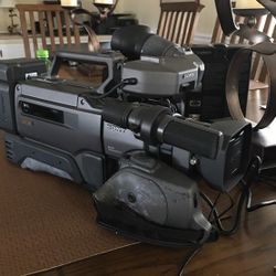 Sony DV DSR 200 Professional Video Camera with case and remote