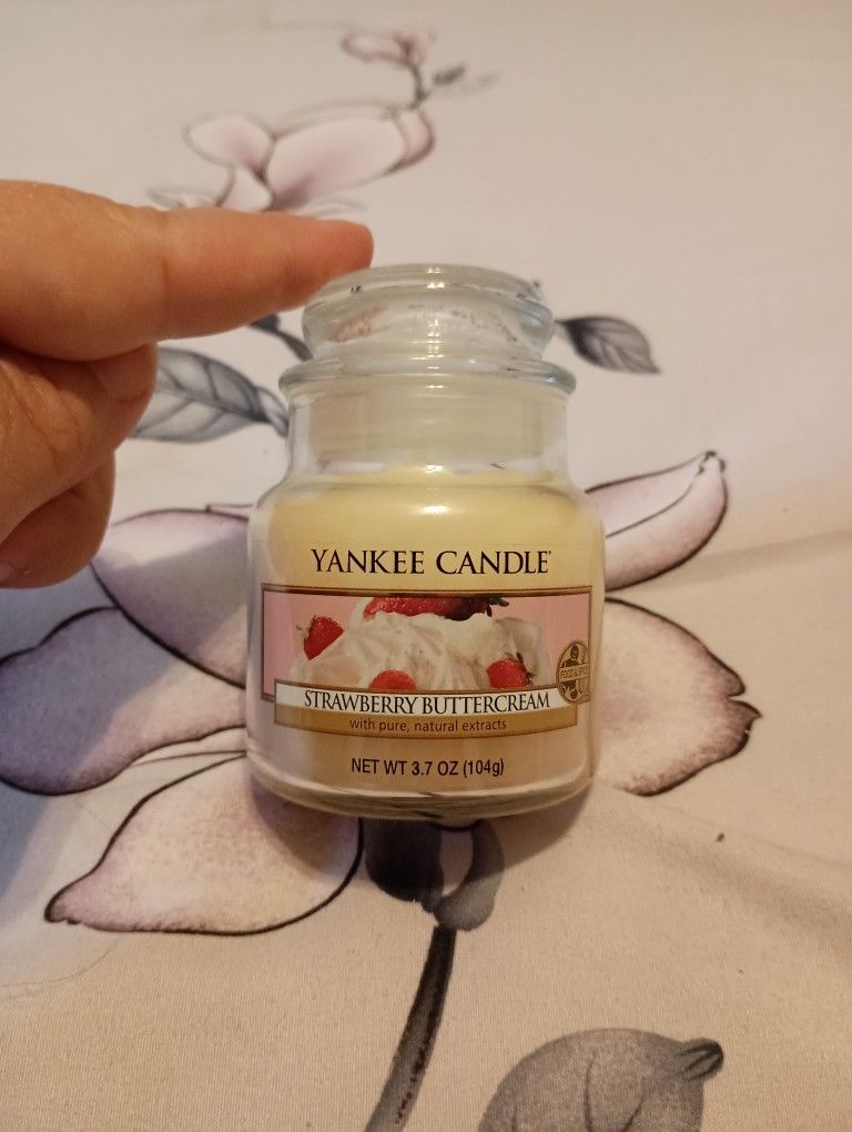 NEW/ Never Used Yankee Candle Strawberry Buttercream Candle 3.7 Oz 104g