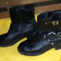Woman's Black Boots