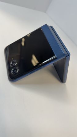Sale ‼️ Motorola Razr Tracfone 256 gb ~ Blue