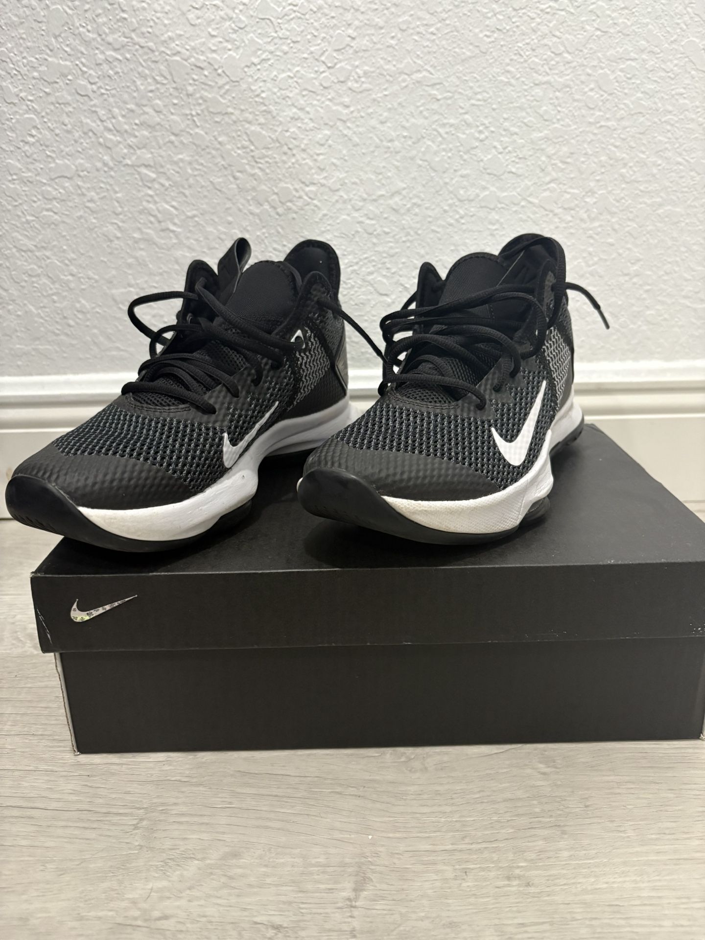 LeBron Witness IV Black Size 8 Men’s