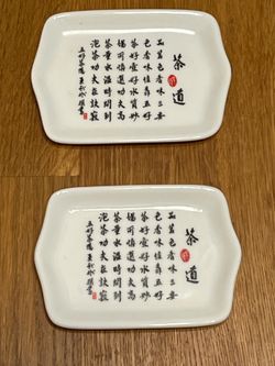 2 small plates with Chinese calligraphy