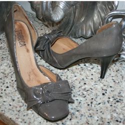 TRIBECA BE NICE GRAY PUMPS PATENT BLACK STACKED HEELS 8.5 M SHOES KENNETH COLE