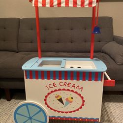 A luxurious ice cream maker in a cart. Don't miss out!