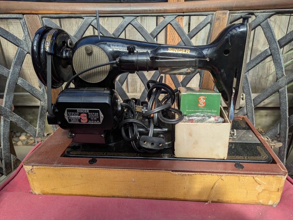 Singer Sewing Machine 