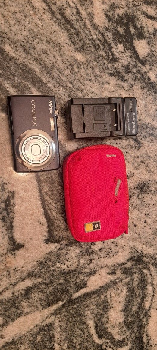 Nikon S220 Coolpix Charger And Case 