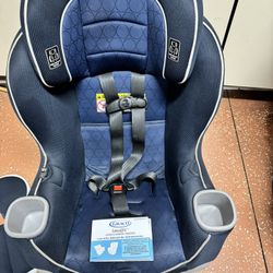 Graco Extend2Fit Car seats (2)