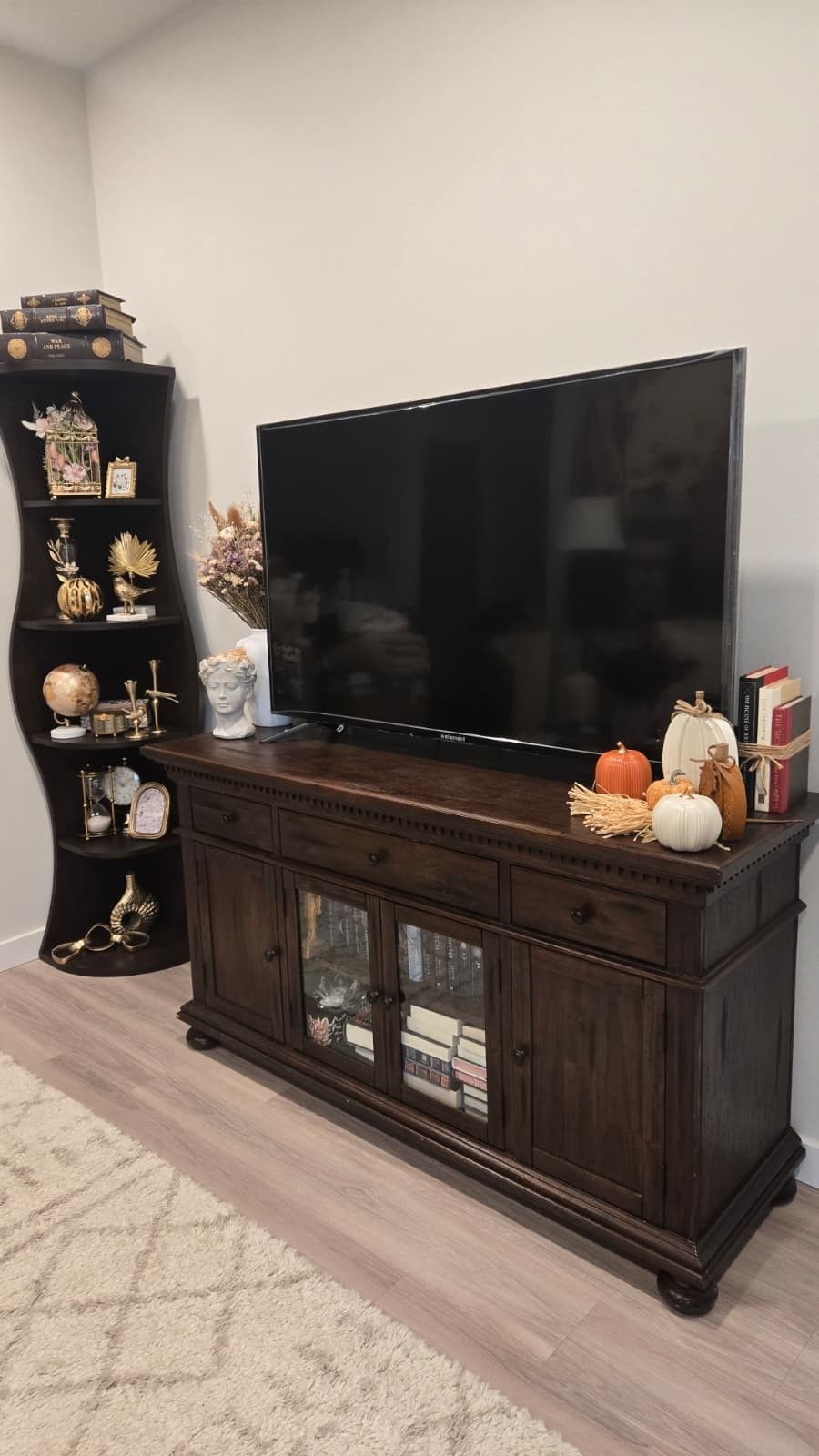 📌 Solid Wood TV Stand – Elegant & Durable
