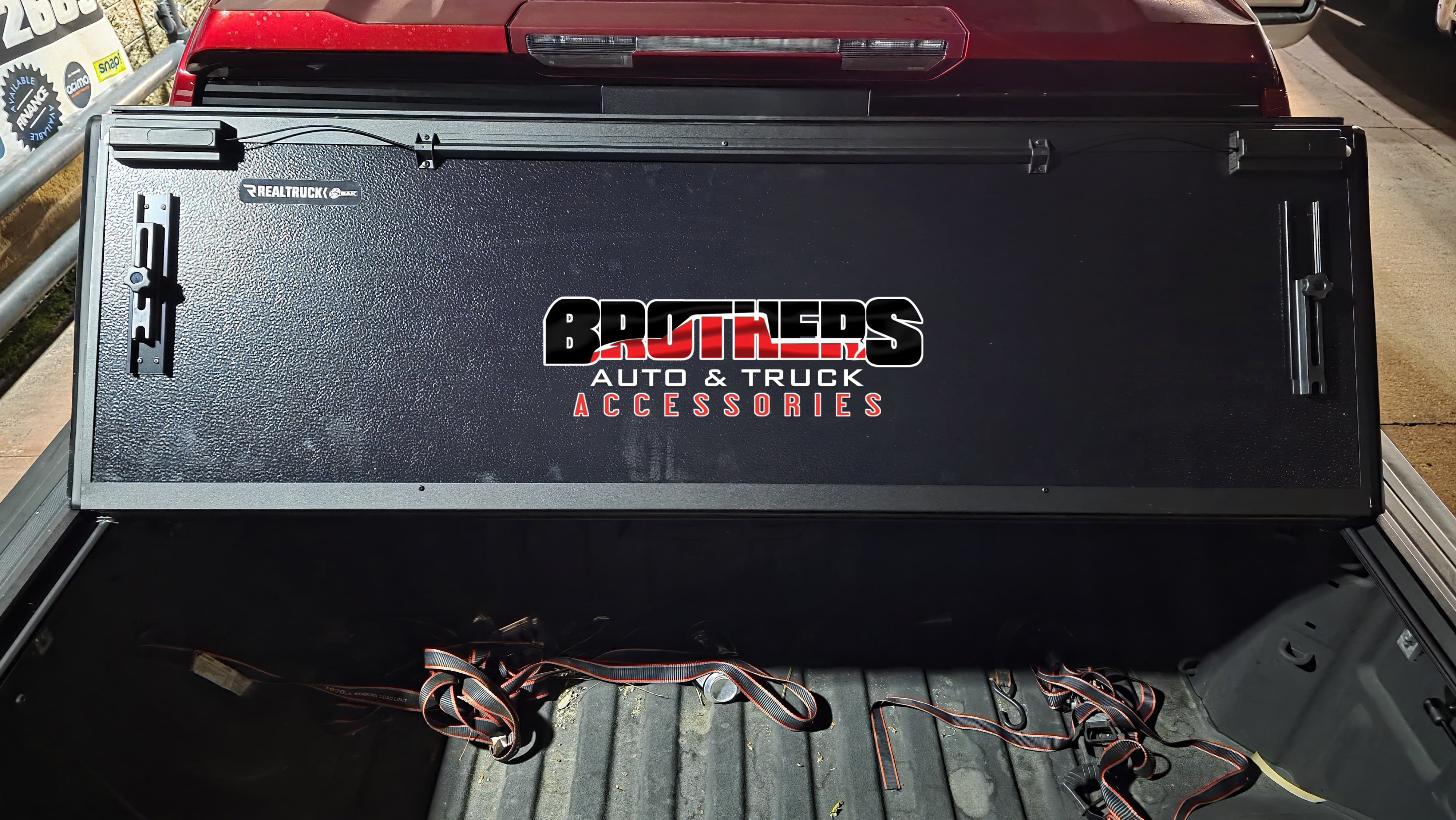 Tonneau Cover Flush Hard Bed Cover Tri-Fold Glossy Black Finish Bakflip G2 Tapaderas Al Raz de 3 Pedazos