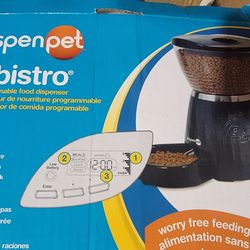 AspenPet Lebistro Programmable Food Dispenser holds 5lbs of Food