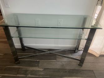 Rooms to go coffe table and entrance table glass and chrome in perfect condition