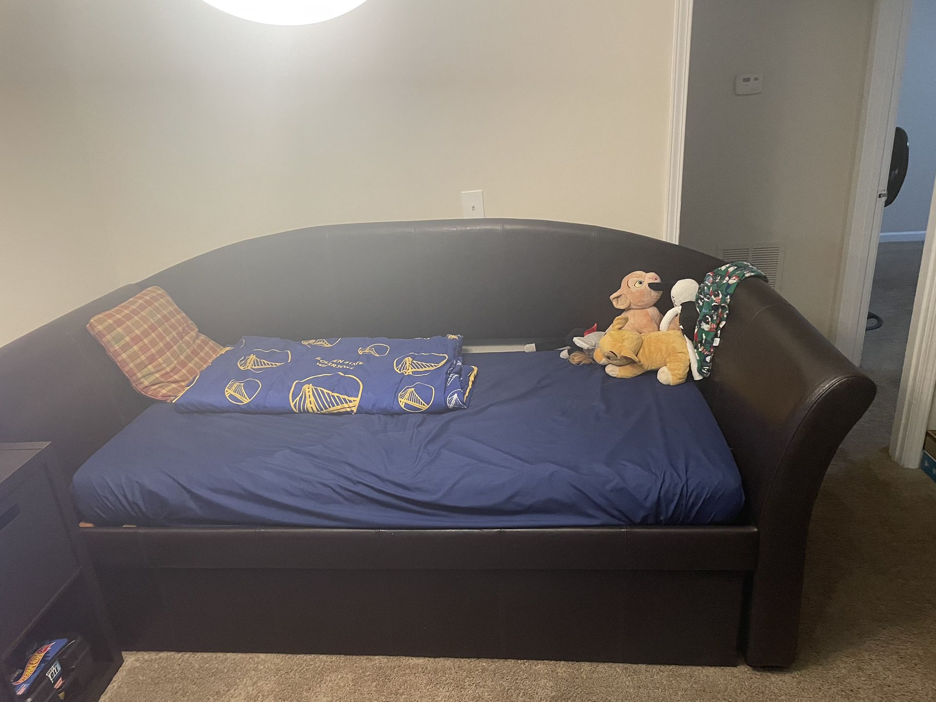 Day Bed W/Trundle