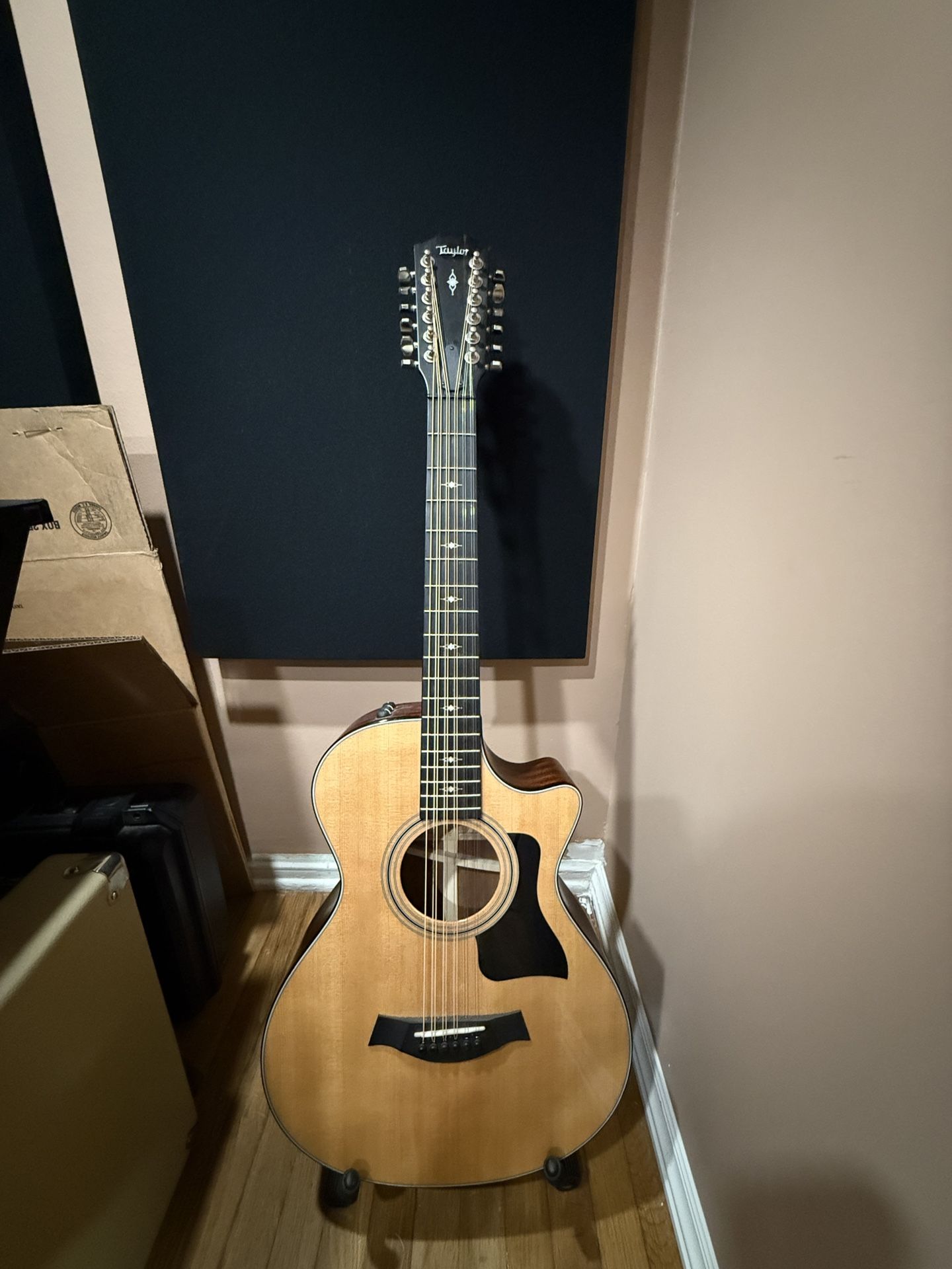 Used Like-New Taylor 352ce 12-string Acoustic-Electric Guitar