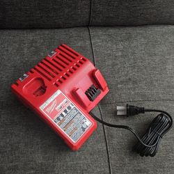 Milwaukee M18  Cargador 
