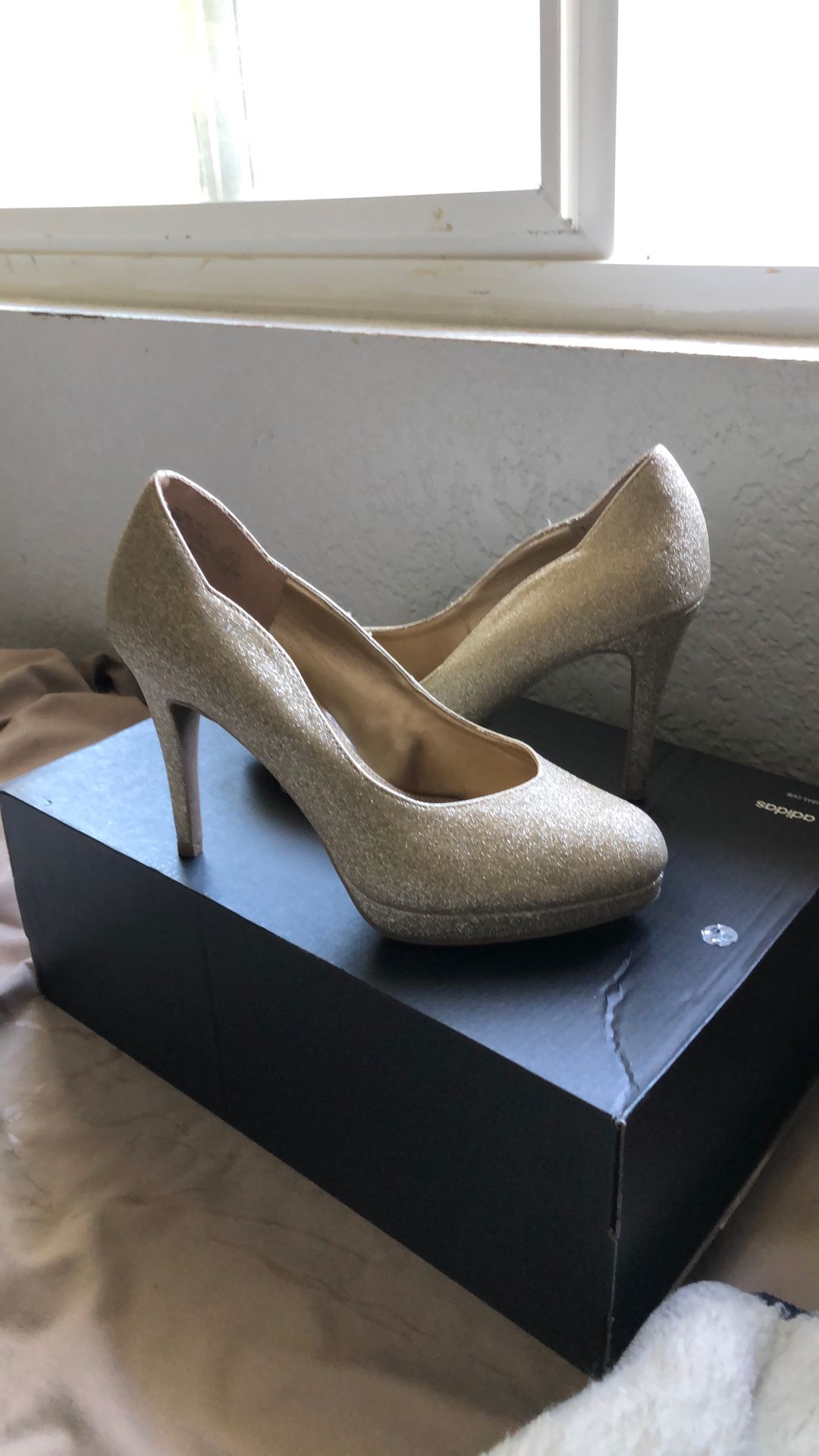 beiges silver heels