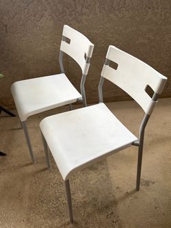 White Plastic Stackable Chairs