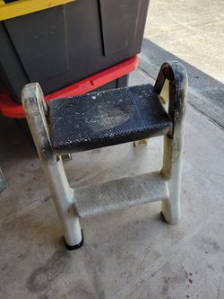 Rubbermaid Commercial 2-Step Folding Stepstool