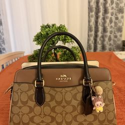 Gorgeous Coach bag with a unique and rare design 💎