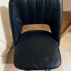 Black swivel chair