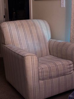 Living room swivel accent chair