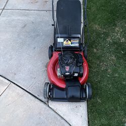 21” self propelled Yard Machines 550e gas mower with bag