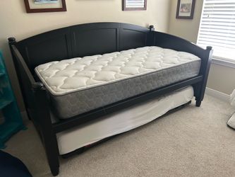 Daybed with trundle