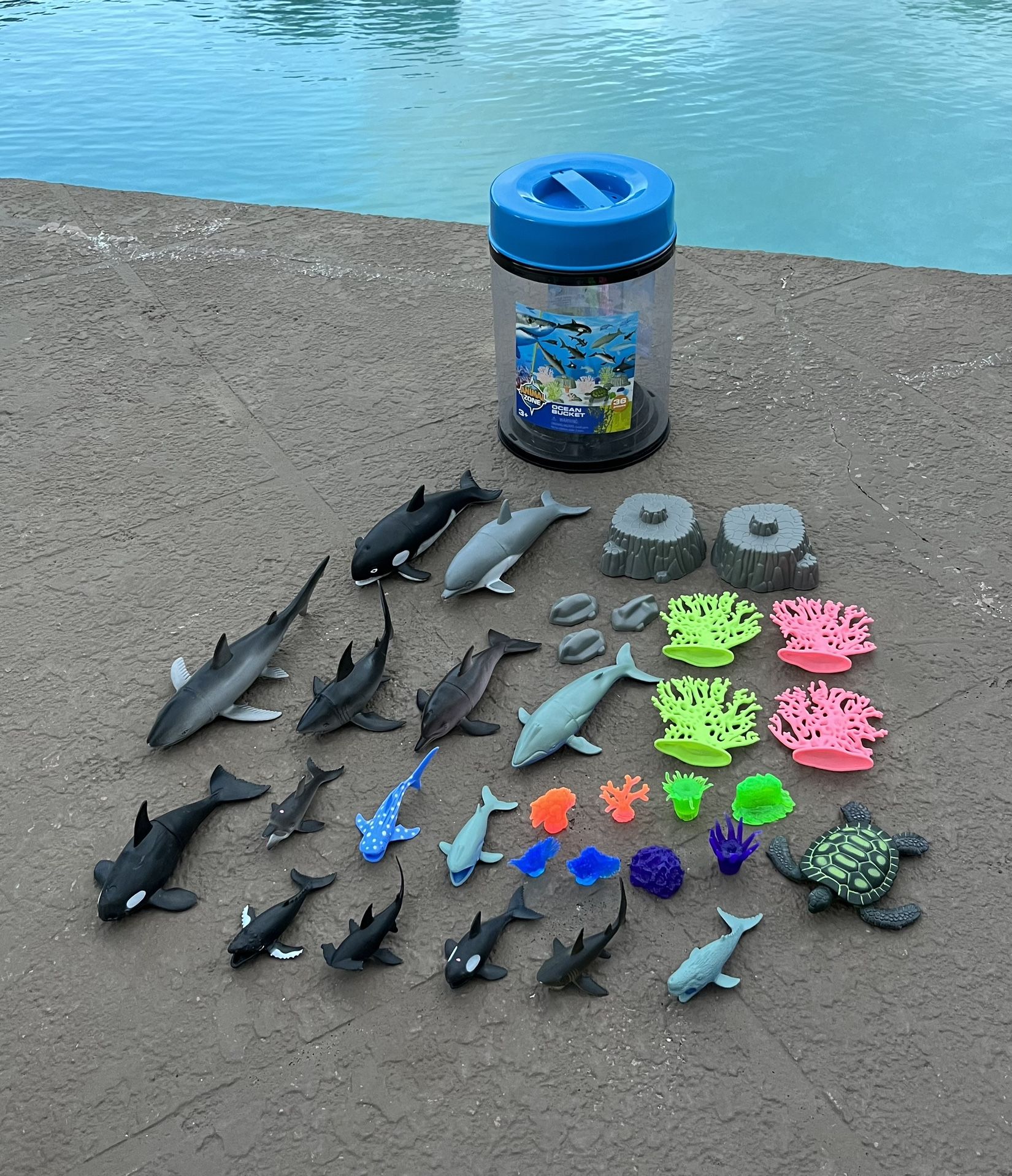 Like new 33-piece Animal Zone Ocean Bucket toys