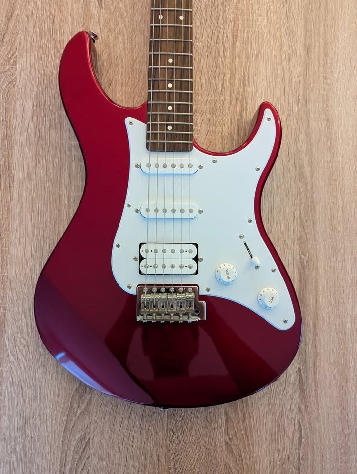 Yamaha PAC112J Pacifica Electric Guitar