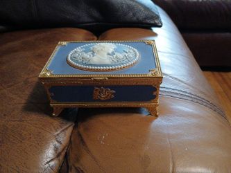 Vintage Cameo Lid Footed Music Jewelry Tinker Box