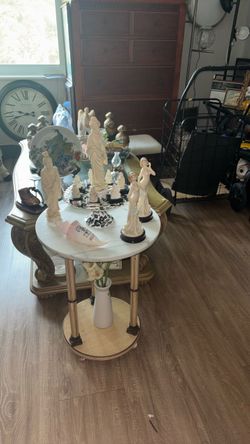 Mesita con. Los adornos $45