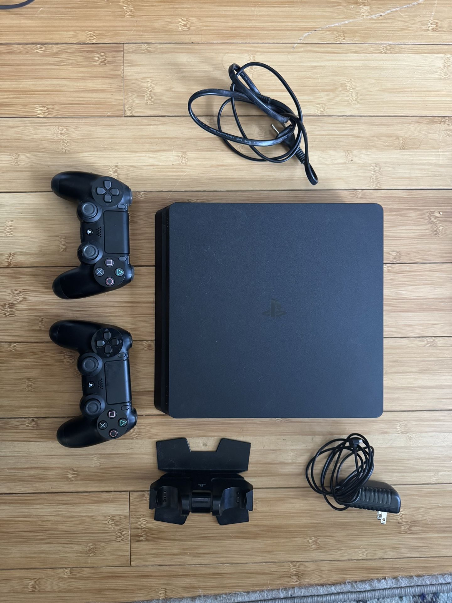 PS4 SLIM 1TB - 2 Controllers And Charging Dock