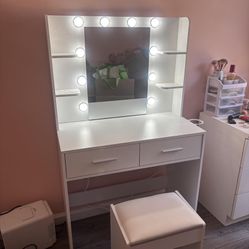 Makeup Vanity (w Stool) 