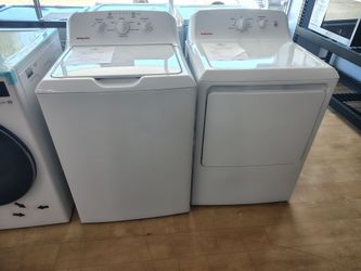 $873(MSRP$1358, Save $485) HotPoint Washer with Gas Dryer Set in White